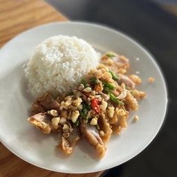 ข้าวหมูสามชั้นทอดกระเทียมพริกสด