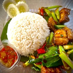 คะน้าหมูกรอบราดข้าว