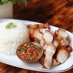 หมูกรอบจิ้มแจ่วราดข้าว