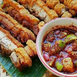 หมูกรอบจิ้มแจ่ว