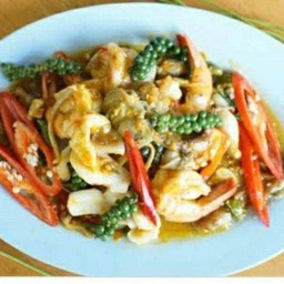 ผัดฉ่ารวมมิตรราดข้าว