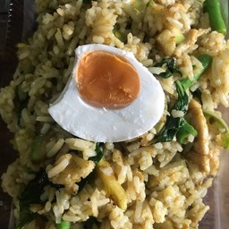 ข้าวผัดแกงเขียวหวานไข่เค็ม