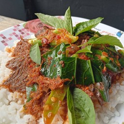 ข้าวราดผักพริกแกงเนื้อเปื่อย