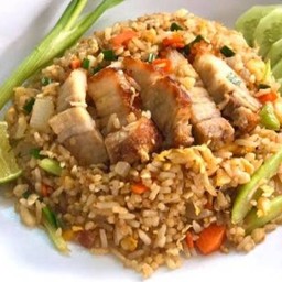 ข้าวผัดหมูกรอบ