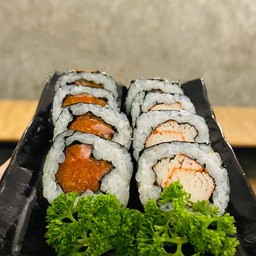 ชุดแซลมอนและปูอัดมากิ 8 ชิ้น Salmon & Kani Maki Set 8 pcs.