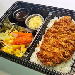ข้าวญี่ปุ่นหน้าอกไก่ทอดราดซอสคัสสึ