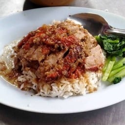 เตี๋ยวลูกชิ้นหมูน้ำใส+หมูตุ๋น น้องโมเดล สุขสวัสดิ์