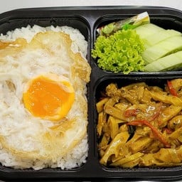 E-111 ข้าวหน่อไม้ผัดพริกแกงคั่วไก่ + อาหาร 1อย่าง(ตามตัวเลือก)