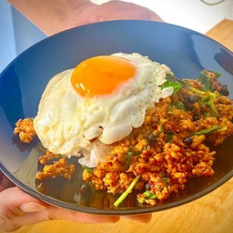 กะเพราโจรสลัด (หมูสับ+ไข่ดาว)