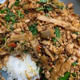 กะเพาหมูสับผัดหนอไม่ดอง