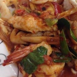 ต้มยำแห้งรวมมิตรราดข้าว