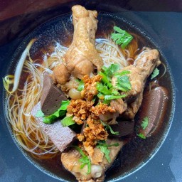 ก๋วยเตี๋ยวไก่อาม่า รสเด็ด อาหารตามสั่ง ซ.พหลโยธิน50