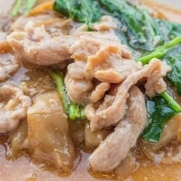 ราดหน้าหมูหมักเส้นใหญ่ใส่ไข่