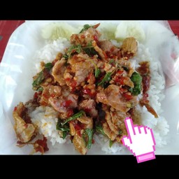 ผัดกระเพราหมูชิ้นใส่ใบโหรพาราดข้าว