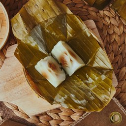 ขนมใส่ไส้ 5 ชิ้น (Steamed Coconut Custard with Sweet Coconut Filling)