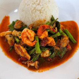 ผัดพริกแกงทะเล ราดข้าว