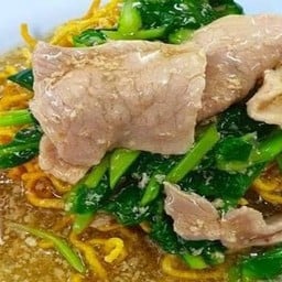 ราดหน้าหมูหมักบะหมี่กรอบใส่ไข่