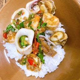 ทะเลรวมผัดกระเพรา (กุ้ง,หมึก,ปู,กั้ง,หอยเชล) ราดข้าว