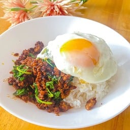 กะเพราเนื้อโจรสลัด (เนื้อสับ+ไข่ดาว)