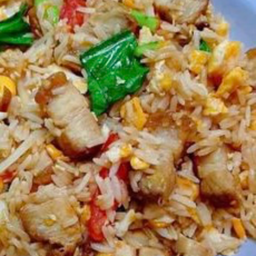 ข้าวผัดถาด หมูกรอบ