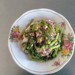 ผัดผักบุ้งหมูสับราดข้าว