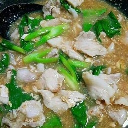 เกาเหลาหมูหมักราดหน้าใส่ไข่