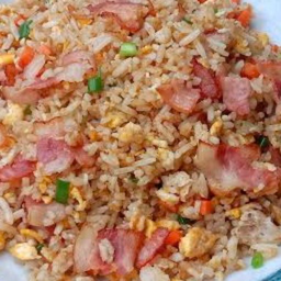 ข้าวผัดถาด เบคอน