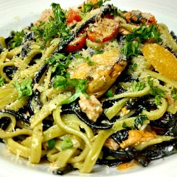 Spicy Spinach & Squid Ink Linguine with Tuna & Mussel