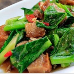 คะน้าหมูกรอบ