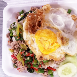 ข้าวราดกระเพราไก่สับ ใข่ดาว