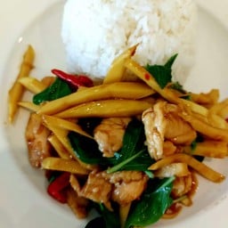 ไก่ผัดหน่อไม้ราดข้าว