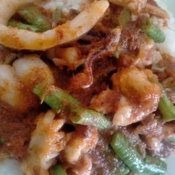 ผัดพริกแกงทะเลราดข้าว