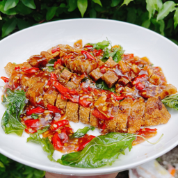 หมูกรอบ ราดซอสกะเพรา