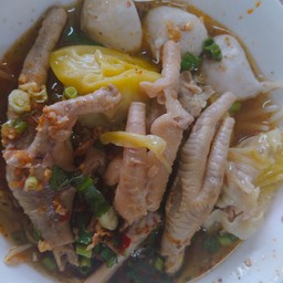 เกี๊ยวต้มจืดขาไก่ลูกชิ้น