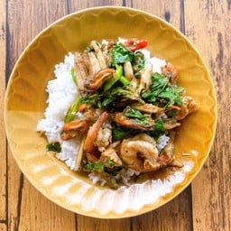 ทะเลรวมผัดฉ่า(กุ้ง,หมึก,หอยเชล)ราดข้าว