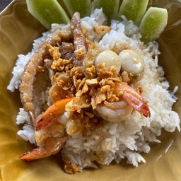 ทะเลรวมทอดกระเทียม(กุ้ง,หมึก,กั้ง,หอยเชล)ราดข้าว