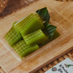 ขนมชั้น 1 กล่อง (Steamed Pandan Layer Cake)