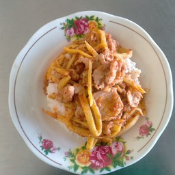 ผัดพริกแกงหน่อไม้หมูสับราดข้าว