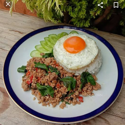 ข้าวราดกระเพราหมูชิ้น ใข่ดาว