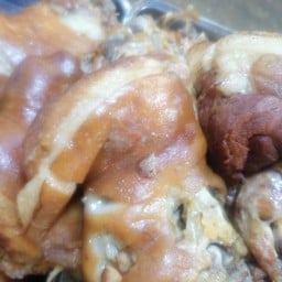 ขาหมู ตลาดทรัพย์สิน (สะพานขาว) (