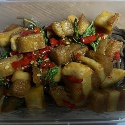 เส้นซารุผัดกะเพราหมูกรอบ