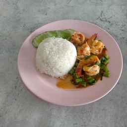 กระเพรากุ้งราดข้าว