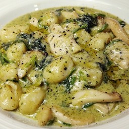 Creamy Pesto Ngocchi with Mushroom & Spinach