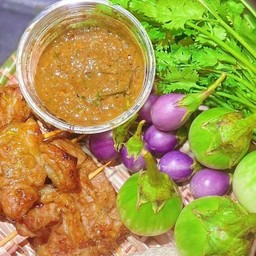 ขวัญใจหมูปลาร้า ตลาดสราญยามเย็น(ริมน้ำ)