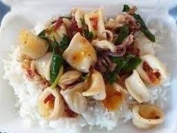 ผัดพริกแกงหมึกราดข้าว