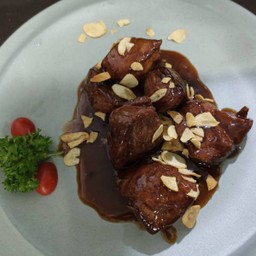 เนื้อออสเตรเลียหั่นเต๋าซอสแดงกระเทียมกรอบ S