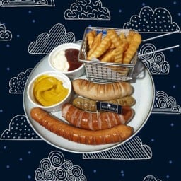 Grilled Assorted pork sausage with fries ไส้กรอกหมูรวมและเฟรนฟราย