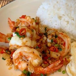 ข้าวราดกุ้งผัดพริกเกลือ