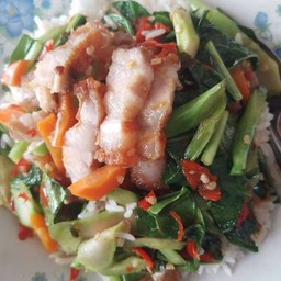 คะน้าหมูกรอบ