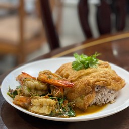 ข้าวกะเพรากุ้ง